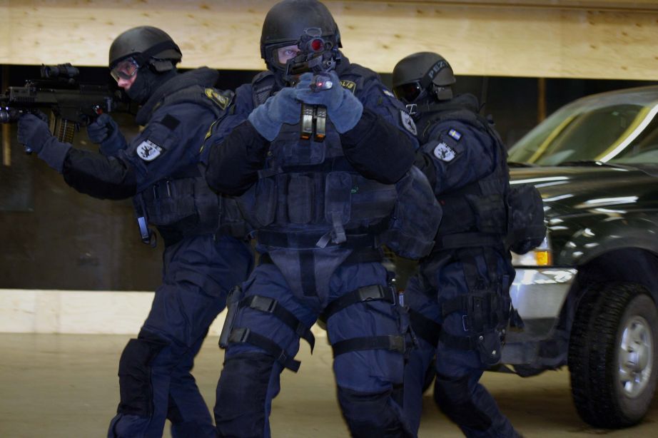 Bör poliser bära slöja?