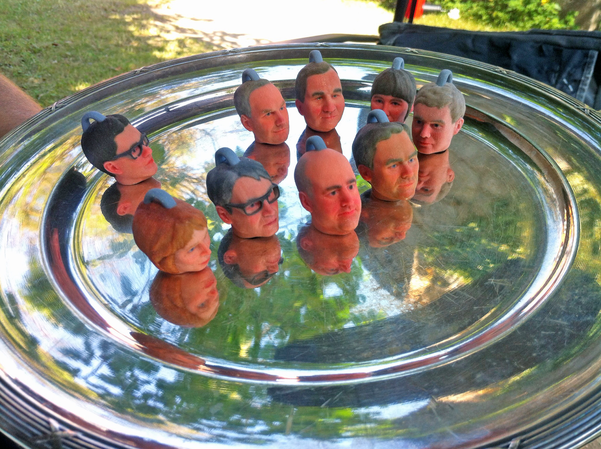 Alla partiledarnas huvud på ett fat