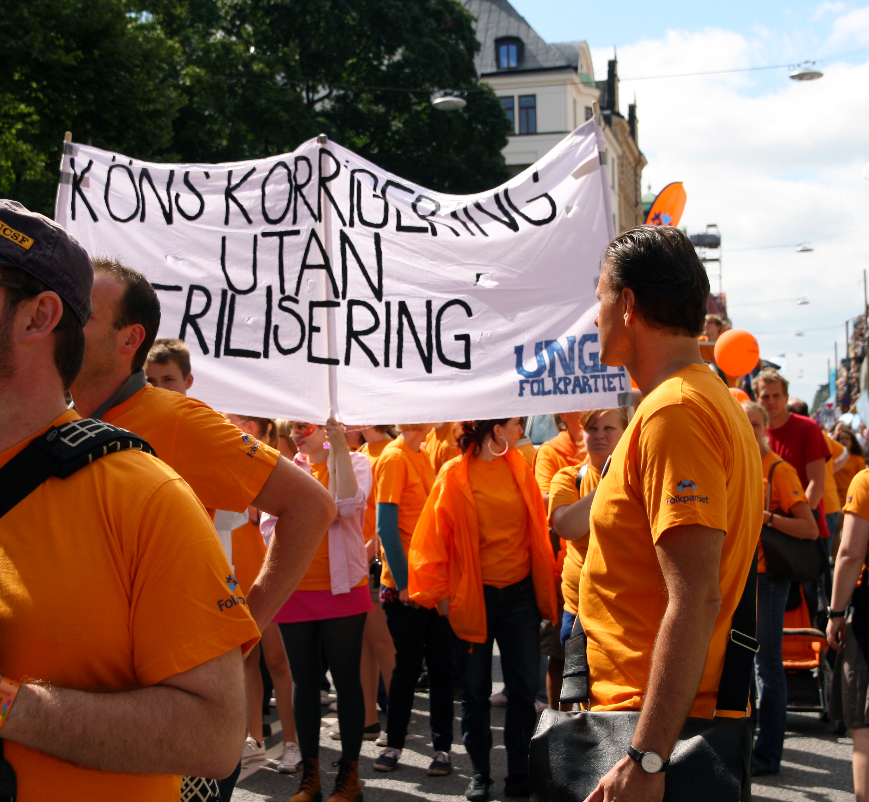 Folkpartiet tågar under parollen "Könskorrigering utan sterilisering", Stockholm Pride 2010