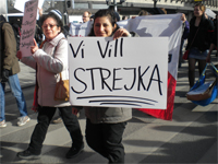 Personer med plakat: "Vi Vill STREJKA"