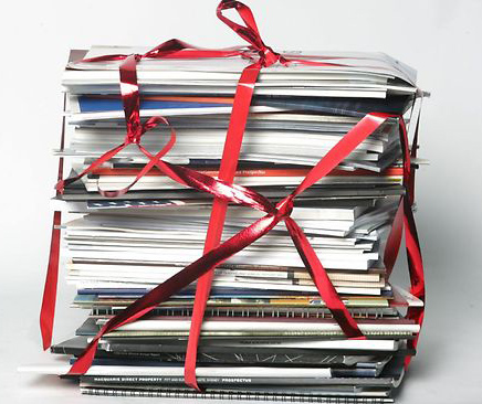 Pappershög inlindad i "red tape"